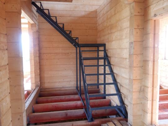 Фото 2 Каркас лестницы в деревянном доме 2017